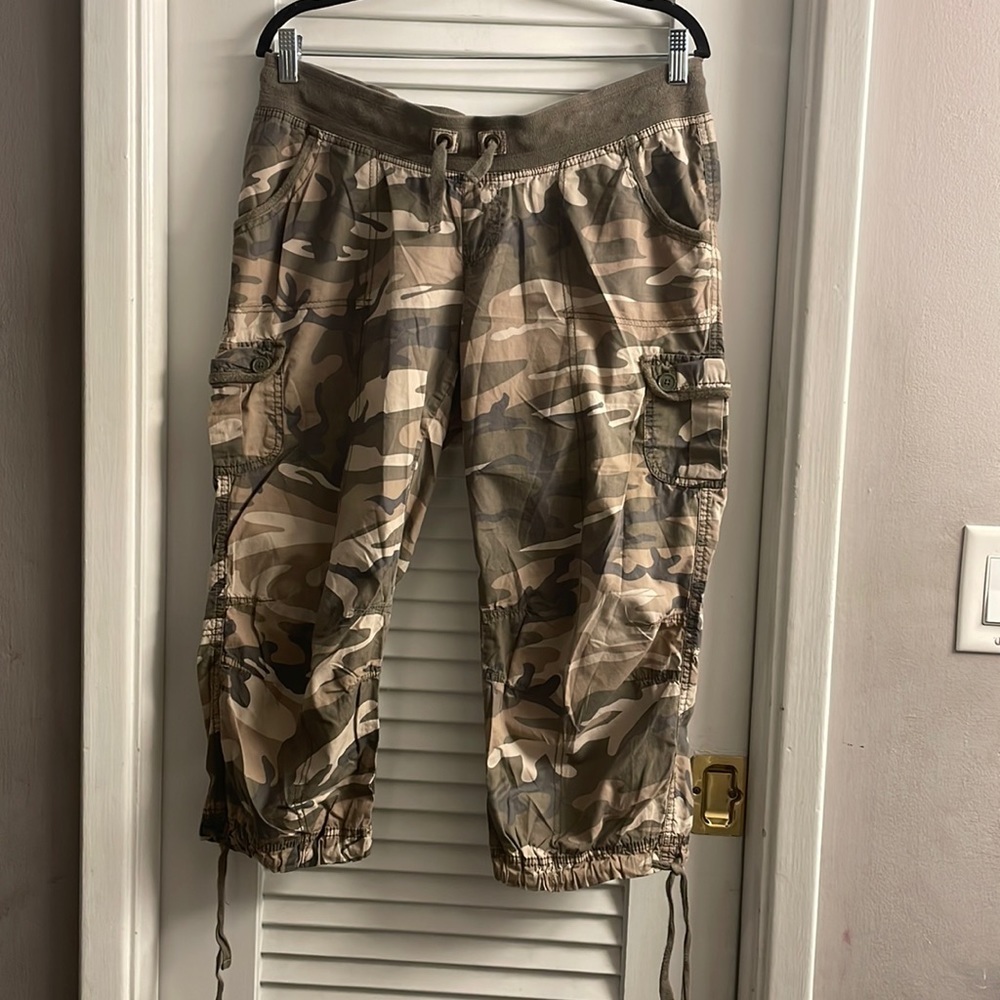 Motherhood Maternity Camouflage Capri Cargos Size M - Great Pre-Loved Condition